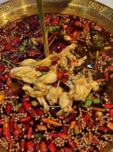 煮熟的牛蛙有黑线_牛蛙黑丝是血管可食用，牛蛙肉高蛋白低脂肪很健康