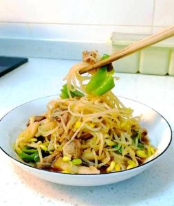 怎么判断黄豆芽炒熟了_豆芽炒腌做法，口感判断技巧